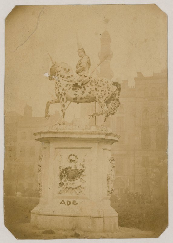 किंग जॉर्ज I, लीसेस्टर स्क्वायर, लंदन की मूर्ति; 1866 में ली गई तस्वीर द्वारा अंग्रेजी फोटोग्राफर