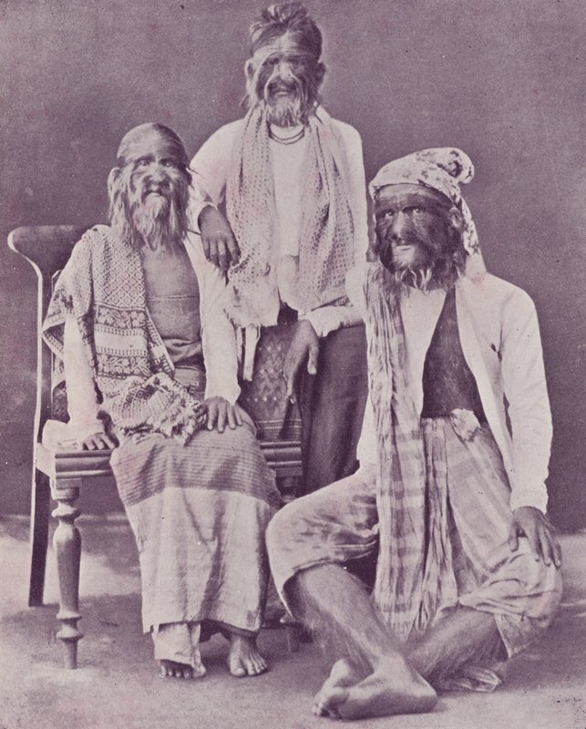 बर्मी बालों वाले परिवार द्वारा अंग्रेजी फोटोग्राफर
