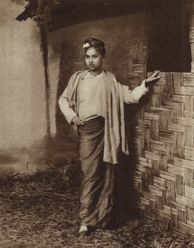 बर्मा के एक गांव में मंगोलियाई मूल की महिला (बी/डब्ल्यू फोटो) द्वारा अंग्रेजी फोटोग्राफर