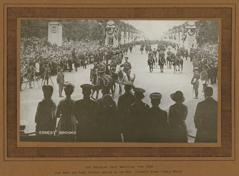 1919 में लंदन में विजय समारोह, सर डगलस हैग राजा को सलाम करते हुए (b/w फोटो) द्वारा अर्नेस्ट ब्रुक्स
