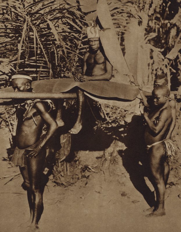 एक अफ्रीकी पिग्मी जनजाति के मुखिया को कूड़े पर ले जाया जा रहा है (बी / डब्ल्यू फोटो) द्वारा यूरोपीय फोटोग्राफर