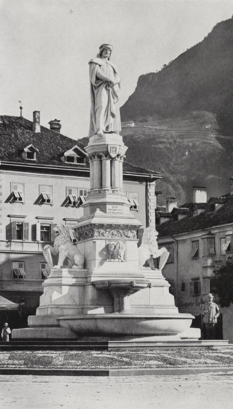Bozen में Walther von der Vogelweide का स्मारक (b/w photo) द्वारा यूरोपीय फोटोग्राफर