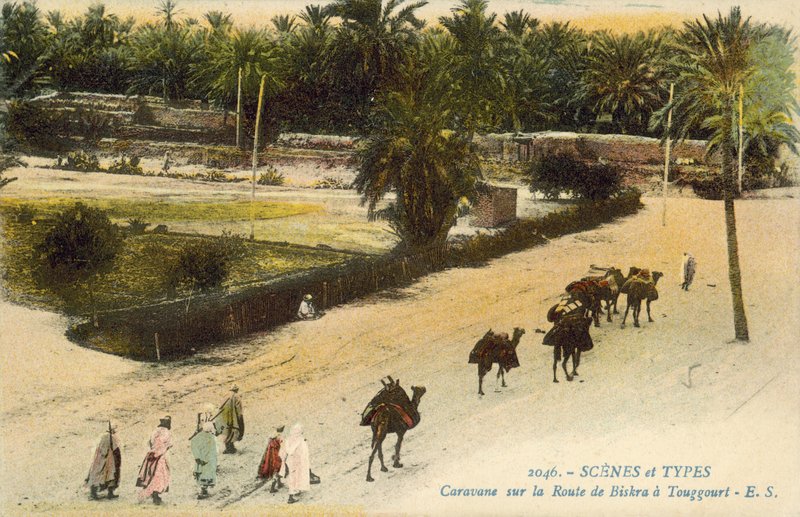 बिस्करा और टौगगोर्ट, अल्जीरिया के बीच यात्रा कर रहा कारवां (रंगीन फोटो) द्वारा फ्रेंच फोटोग्राफर