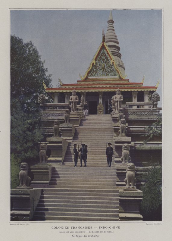 प्रदर्शनी यूनिवर्सेल 1900, पेरिस के भारत-चीन खंड में बौद्ध मंदिर में गार्ड का परिवर्तन (रंगीन फोटो) द्वारा फ्रेंच फोटोग्राफर