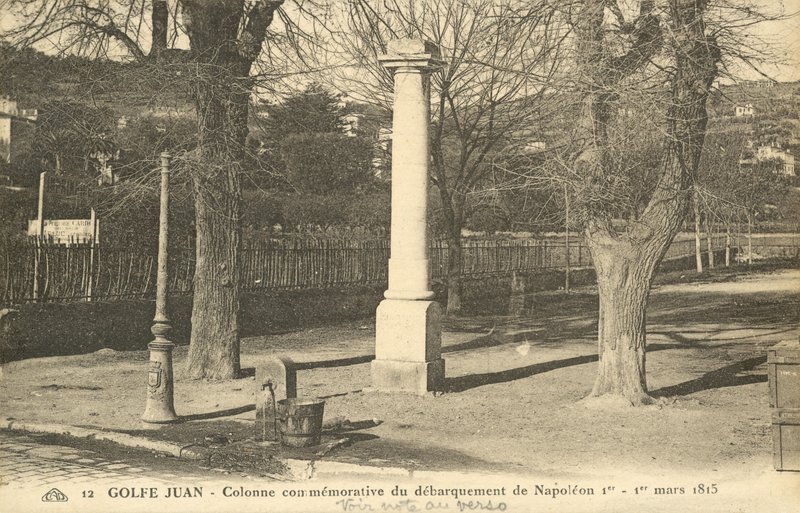 एल्बा से भागने के बाद 1 मार्च 1815 को कोटे डी'ज़ूर पर गोल्फ-जुआन में नेपोलियन के उतरने की याद में स्तंभ (बी / डब्ल्यू फोटो) द्वारा फ्रेंच फोटोग्राफर