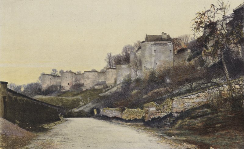 Coucy-le-Chateau, पुरानी प्राचीर द्वारा फ्रेंच फोटोग्राफर