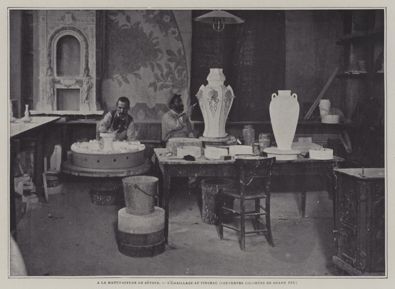 सेव्रेस पोर्सिलेन फ़ैक्टरी, फ़्रांस में ब्रश द्वारा एनामेलिंग (b/w photo) द्वारा फ्रेंच फोटोग्राफर