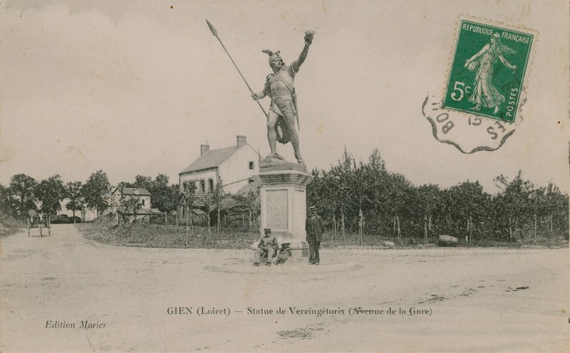 Gien (Loiret), Vercingetorix की मूर्ति। 1913 में पोस्टकार्ड भेजा गया। द्वारा फ्रेंच फोटोग्राफर