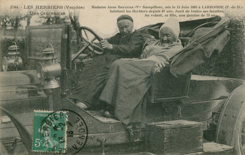 1913 में भेजे गए अपनी बेटी 73 वर्षीय लेस हर्बियर्स के साथ एक मोटर कार में मैडम ऐनी ब्रुगेरे का पोस्टकार्ड द्वारा फ्रेंच फोटोग्राफर