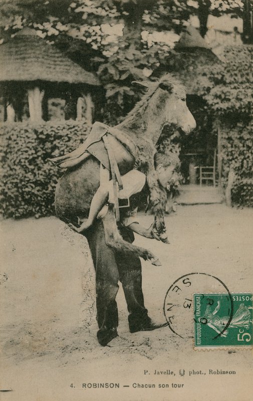 1913 में भेजे गए गधे को ले जाने वाले व्यक्ति का पोस्टकार्ड द्वारा फ्रेंच फोटोग्राफर