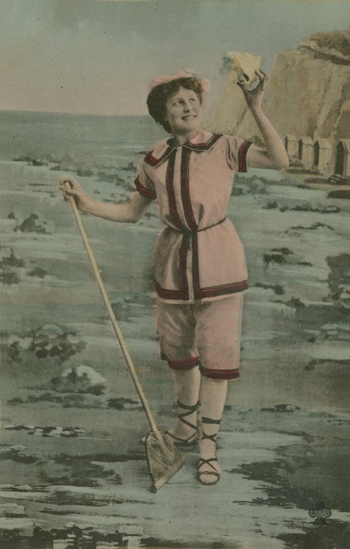 मछली पकड़ने का जाल और खोल रखने वाली महिला का पोस्टकार्ड, 1913 में भेजा गया (हाथ से रंगा हुआ फोटो) द्वारा फ्रेंच फोटोग्राफर