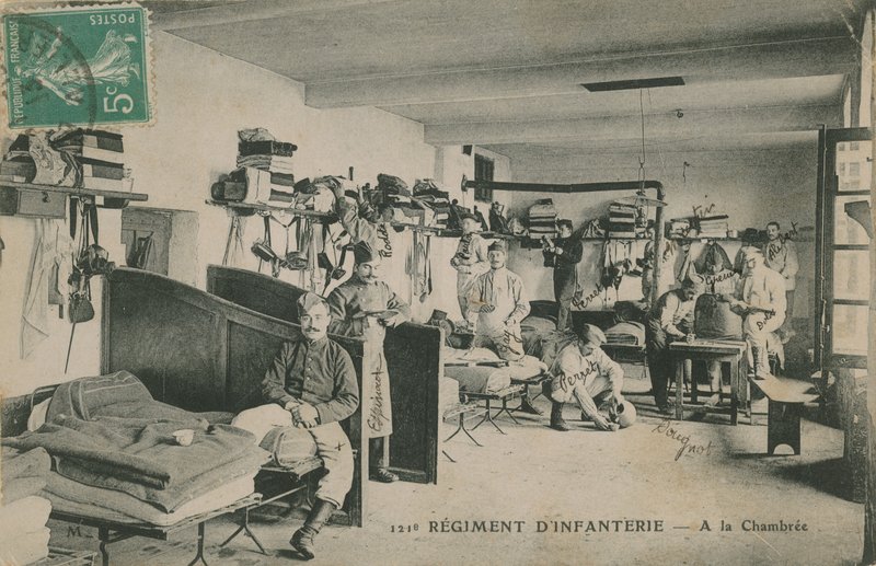 फ्रांसीसी 121 वीं इन्फैंट्री रेजिमेंट के सैनिक अपने बैरक में। 1913 में पोस्टकार्ड भेजा गया। द्वारा फ्रेंच फोटोग्राफर