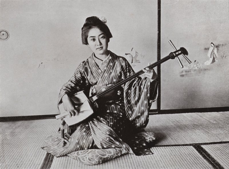 एक गीशा समीसेन की भूमिका निभा रही है (बी/डब्ल्यू फोटो) द्वारा हर्बर्ट पोंटिंग