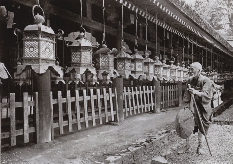 कसुगा मंदिर, नारा में एक तीर्थयात्री (बी/डब्ल्यू फोटो) द्वारा हर्बर्ट पोंटिंग