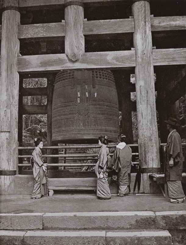 चियो-इन मंदिर में ग्रेट बेल (बी / डब्ल्यू फोटो) द्वारा हर्बर्ट पोंटिंग