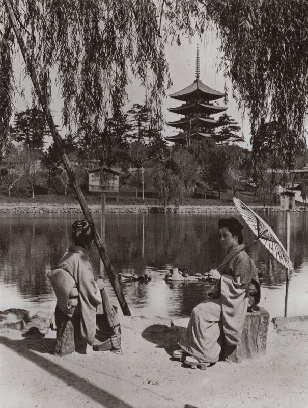 कोबुकुजी शिवालय (बी/डब्ल्यू फोटो) द्वारा हर्बर्ट पोंटिंग