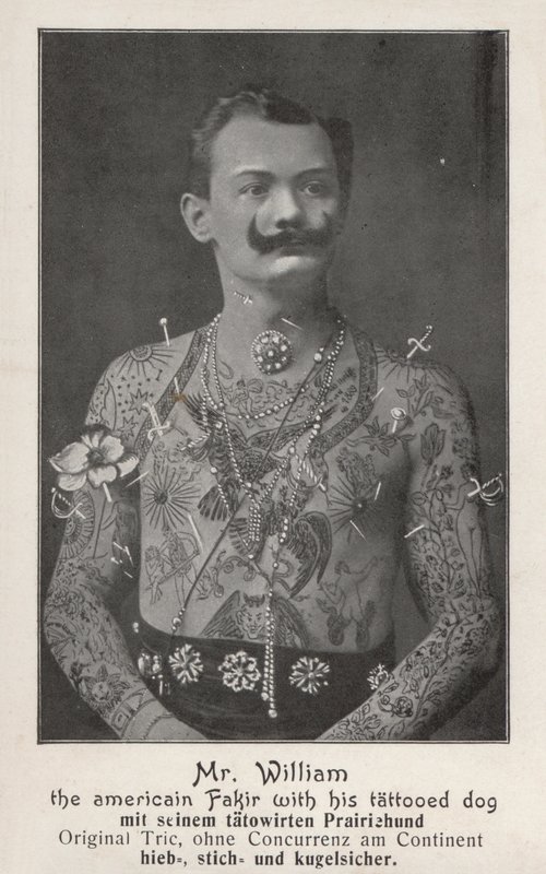 श्री विलियम, अमेरिकी फकीर अपने टैटू वाले कुत्ते के साथ (बी/डब्ल्यू फोटो) द्वारा फ़ोटोग्राफ़र जर्मन