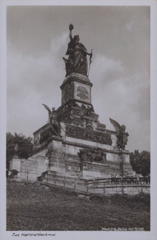 Nationaldenkmal, जर्मनी के एकीकरण की याद में स्मारक, Rudesheim am Rhein, Hesse (b/w photo) द्वारा फ़ोटोग्राफ़र जर्मन