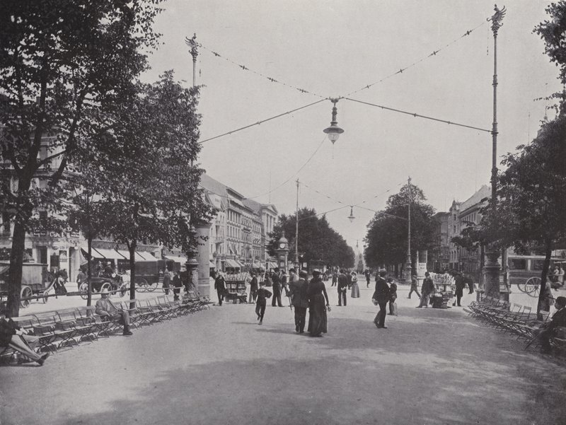 Unter Den Linden, Mittelallee और फ्रेडरिक द ग्रेट के स्मारक का एक दृश्य (b/w फोटो) द्वारा फ़ोटोग्राफ़र जर्मन