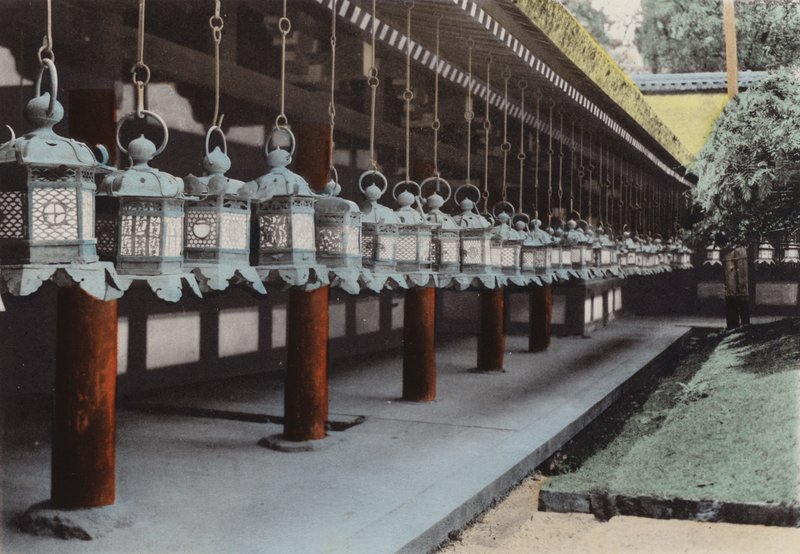 जापान, c.1912: कसुगा मंदिर, नारा में कांस्य लालटेन (फोटो) द्वारा फोटोग्राफर जापानी