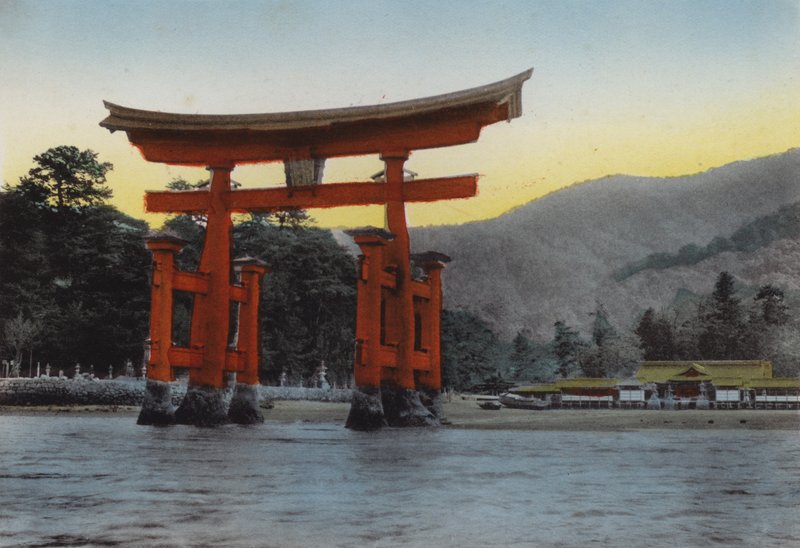 जापान, c.1912: अंतर्देशीय समुद्र में पवित्र द्वीप, मियाजिमा, जापान के तीन सबसे प्रसिद्ध दृश्यों में से एक; मंदिर को यहां कियोमोरी ने 12वीं शताब्दी में बनवाया था (फोटो) द्वारा फोटोग्राफर जापानी