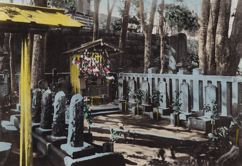 जापान, c.1912: संगकुजी, टोक्यो में 47 रोहनिन का मकबरा (फोटो) द्वारा फोटोग्राफर जापानी