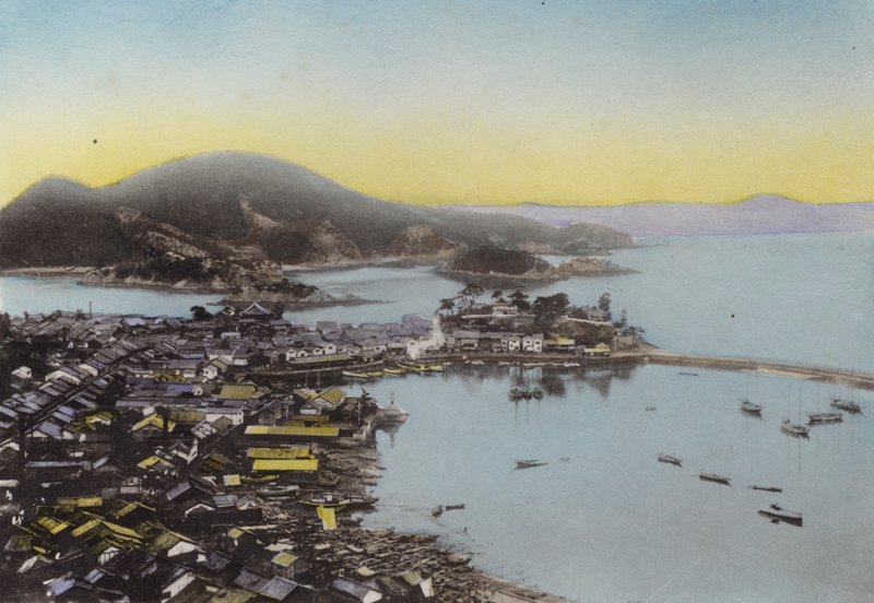 जापान, c.1912: अंतर्देशीय समुद्र में बिंगो प्रांत में टोमो; अपनी सुंदरता के लिए प्रसिद्ध एक छोटा समुद्री बंदरगाह (फोटो) द्वारा फोटोग्राफर जापानी