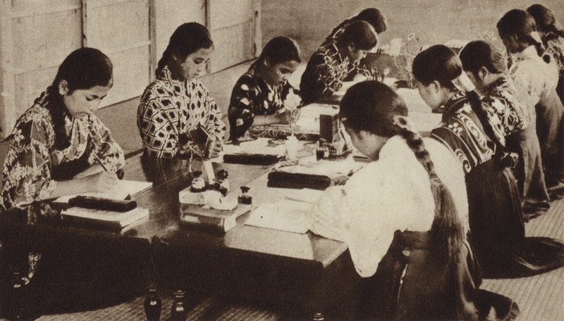 कक्षा में जापानी स्कूली बच्चे (बी/डब्ल्यू फोटो) द्वारा फोटोग्राफर जापानी