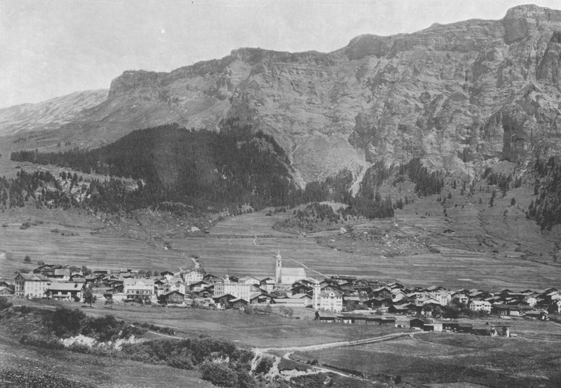 Flims et le Flimserstein (b/w फोटो) द्वारा स्विस फोटोग्राफर