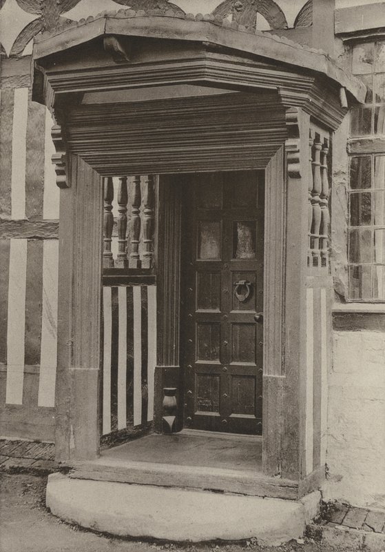 डोरवे, द मिडिल हाउस, मेफील्ड, ससेक्स (बी/डब्ल्यू फोटो) द्वारा विलियम गल्सवर्थी डेवी